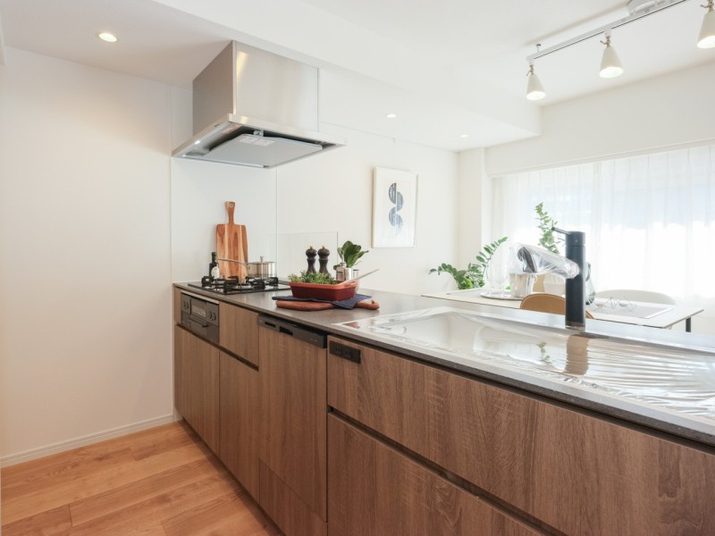 美しい面材やスタイリッシュな水栓金具を組み合わせた田中工藝製システムキッチンを新規設置。住まいと暮らしにフィットするデザイン性と機能性を兼ね備えています。