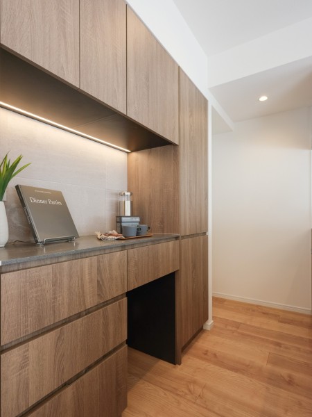 背面にはキッチンとお揃いの収納豊富なカップボードがあり、ワイドなカウンターにはケトルやトースター、電気調理器など、お洒落家電をディスプレイいしていただけます。