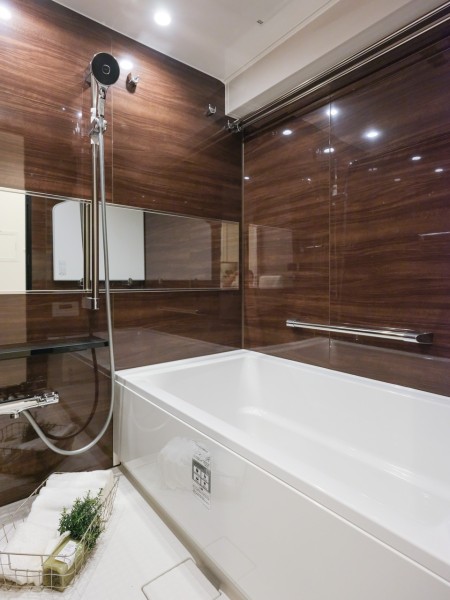 ダークブラウンの木目調のパネルが、くつろぎと高級感を醸し出します。1416サイズでゆったりと1日の疲れを癒してくれるバスルームです。