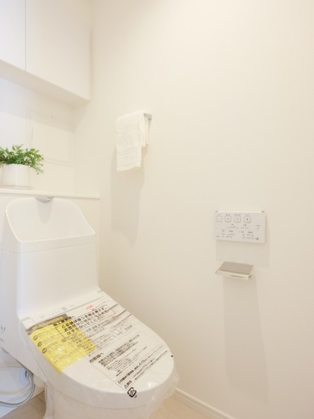 毎日使う場所だからこそ、清潔感と使いやすさを考慮したレストルームです。カウンターや吊戸棚など有効的に使えそうな設備を設置しました。