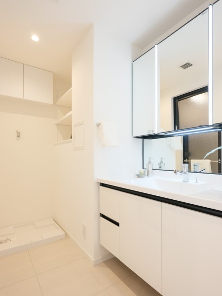 空間に美しく溶け込む飽きのこないシンプルなデザインの洗面化粧台です。洗剤などの収納に便利なリネン棚を備え付け、使いやすさを重視した工夫を詰め込みました。