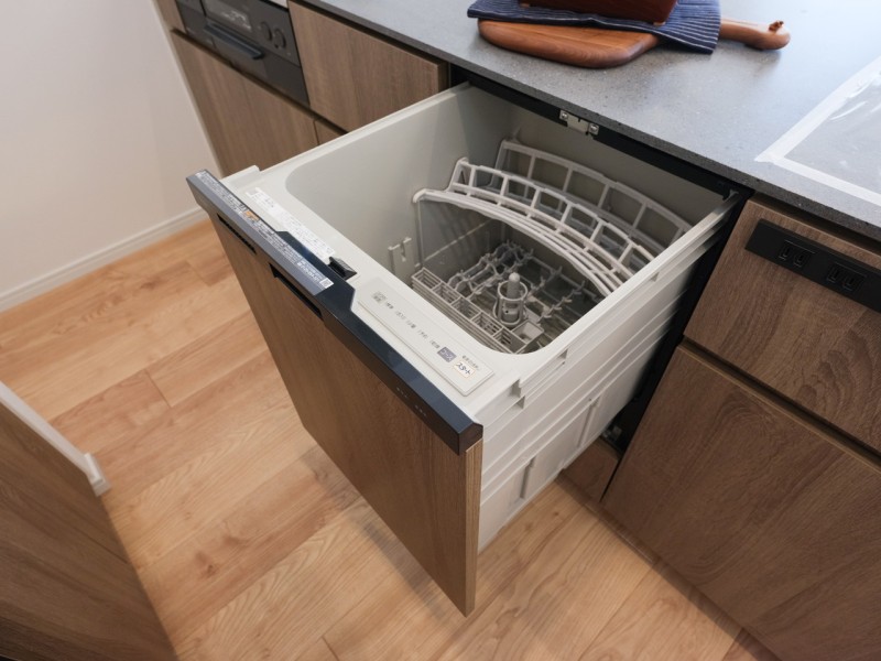 ◆食器洗浄乾燥機◆家事の時間を短縮できる優れもの。さらに節水・節約を同時に行うことができるので、大変人気があり重宝します。