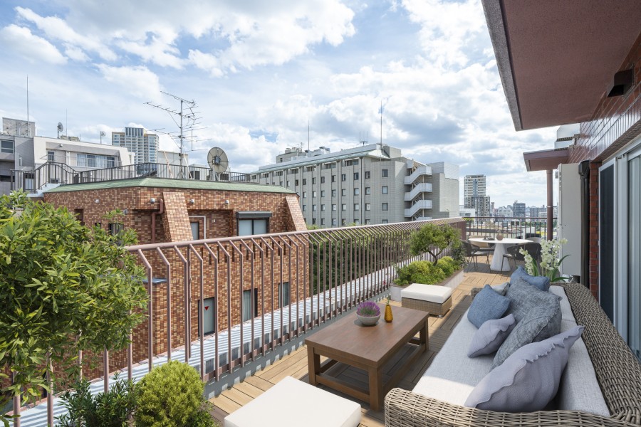 約46m²の大型テラスです。ご家族で四季の移り変わりを感じながら過ごす時間は、豊かさをは育んでくれそうです。夜には、やさしい照明で演出してゆっくり語り合う大人の時間にもぴったりです。（家具やウッドデッキはイメージです。）