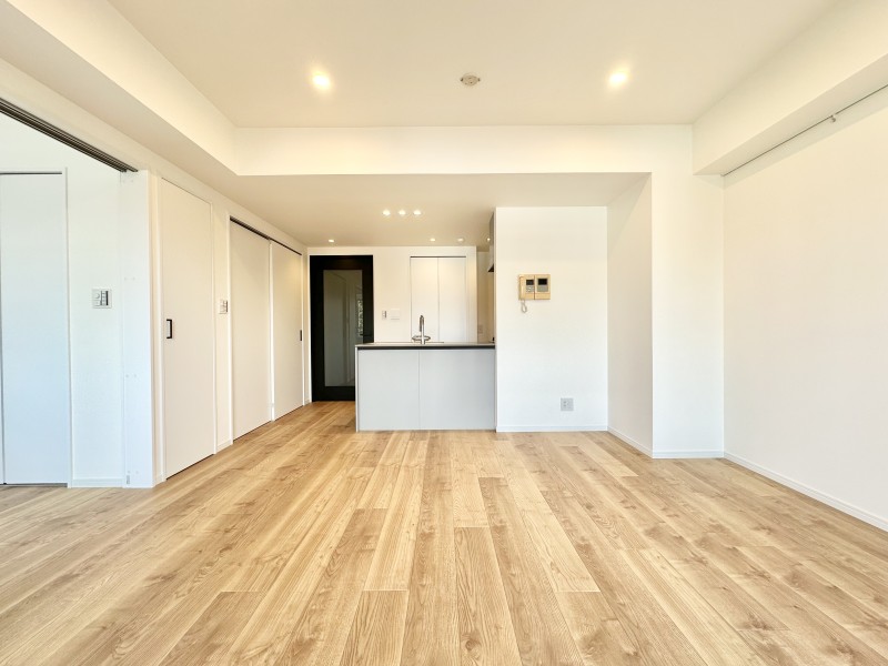 心安らぐナチュラルカラーの内装で仕上げた空間に、柔らかな自然光が降り注ぐ約14.5帖のリビングダイニングキッチンです。穏やかな時間に纏われ、より快適で上質な日常へと誘います。