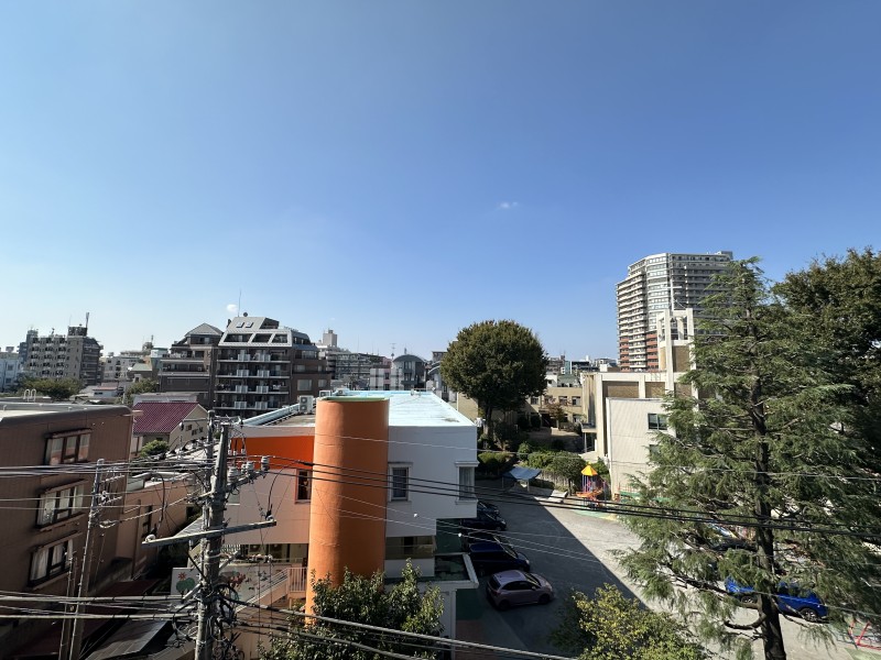 青々と広がる開放的な空を望める眺望が日常に。暮らしの中で大切な光と風をたっぷり感じることができる眺めです。