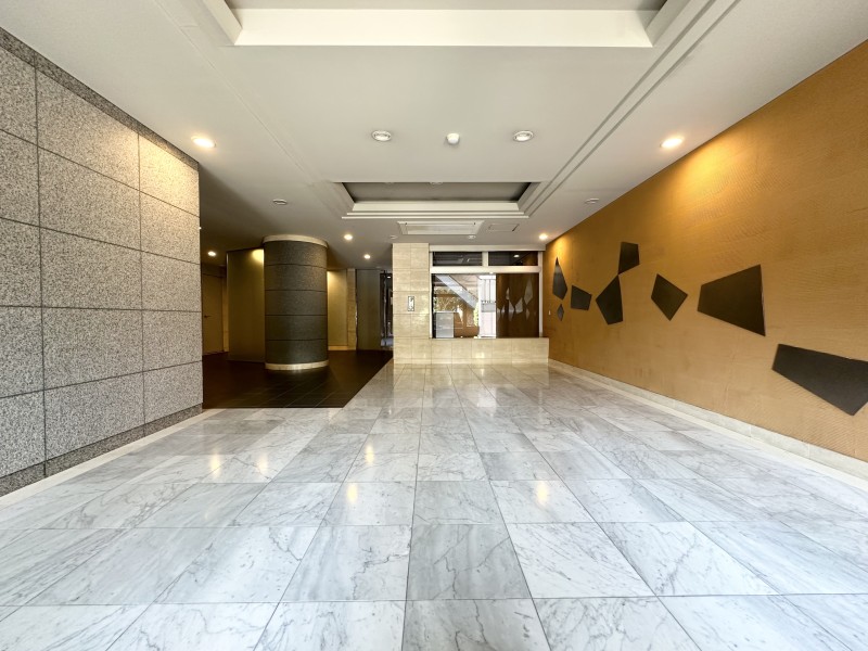 ホテルライクな印象を受けるエントランスホールです。住むほどに快適さを実感できる永住のライフステージを象徴しています。