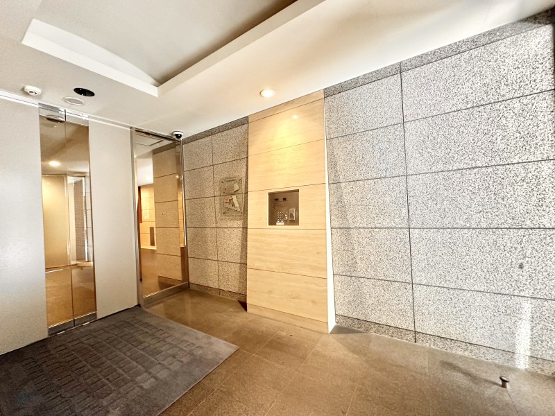 マンションにはオートロックを完備。居住者以外の侵入を拒み、不審者や不要なセールスを撃退することができます。安心感を得られるのも大きなポイントです。