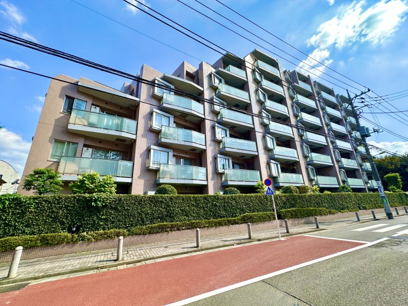 前面が緑道の閑静な住宅街に佇むマンションです。人気の『三軒茶屋』が生活圏なので、豊かで活気ある暮らしを楽しめそうです。