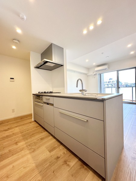 家事時短に便利な食器洗浄乾燥機を搭載したトクラス製オープンキッチンです。コンロ前は壁付けの為お手入れらくらく♪