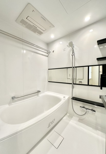 身も心もゆったりとおくつろぎいただけるバスルームです。美しいカーブと全身を包み込むような入浴感が特長の浴槽です。