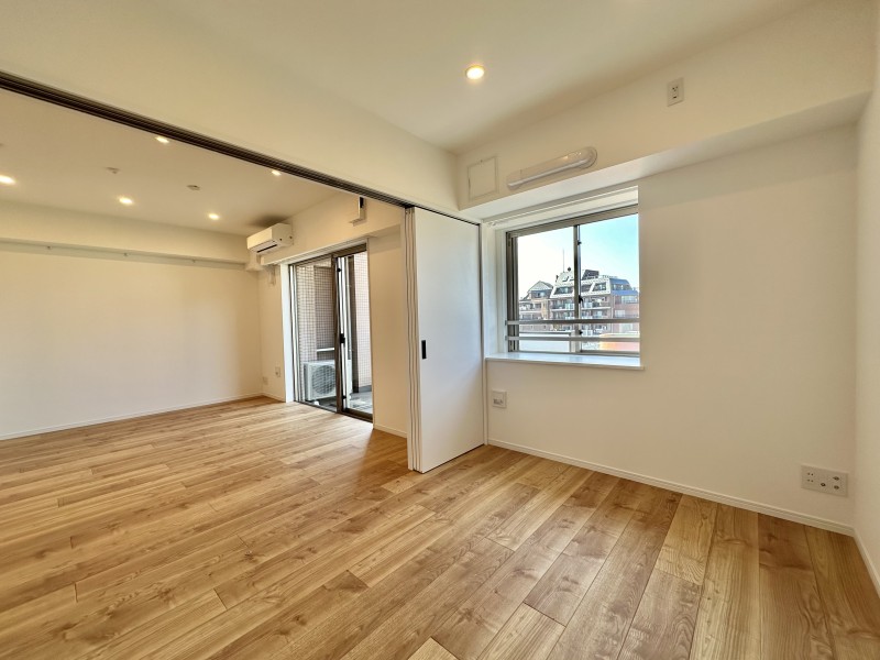 リビングに隣接した洋室1は南西向きの窓から光が差し込むお部屋です。引き戸を開けて拡張リビングとしてもお使いいただけます。