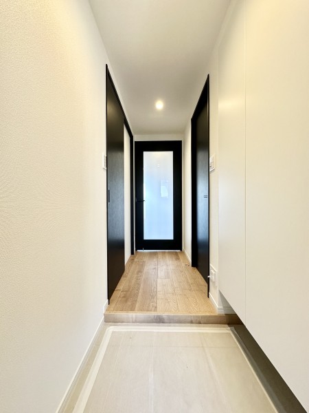 ダイニングからの光を取り込んだ明るい玄関です。大切なご家族の「ただいま」「おかえり」が行き交う心温まる空間です。