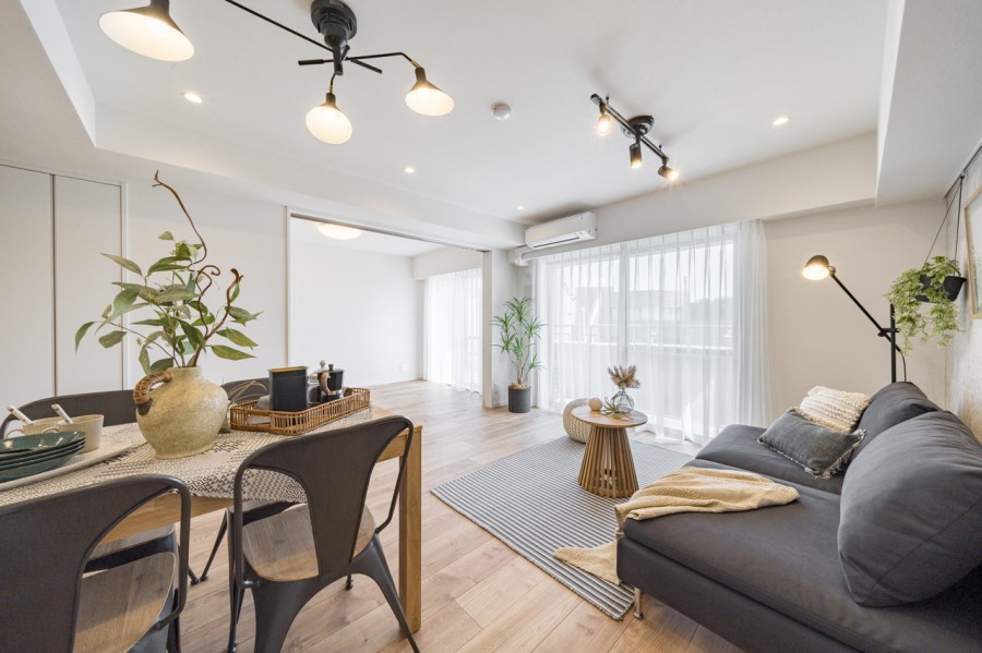 南東向きの窓からは、あたたかな光が降り注ぎ、穏やかな時間に纏われたリビングダイニングです。解放感溢れるお部屋はご家族団らんのひとときを大切に、より快適にお過ごしいただける空間です。