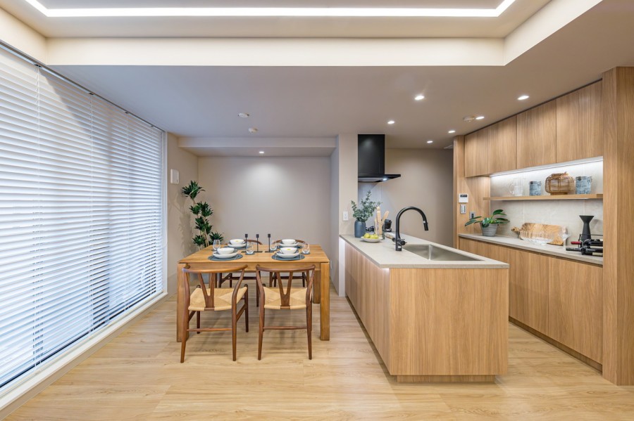 洗練された上質で気品あふれる居住空間です。解放感溢れるお部屋はご家族団らんのひとときを大切に、より快適にお過ごしいただける空間です。