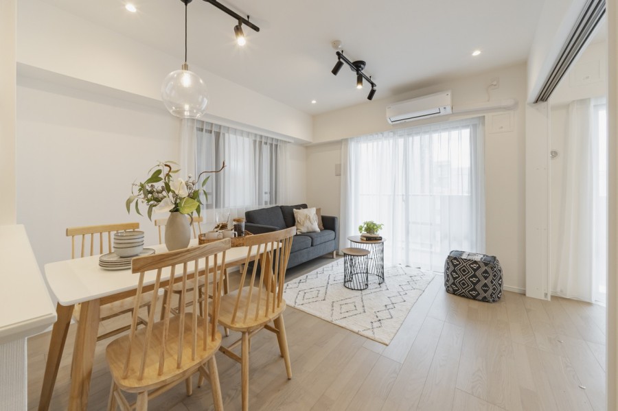 リビングダイニングは、白を基調とした明るくシンプルで洗練された佇まいを感じさせるお部屋です。心地よい光と風が訪れ、穏やかな空気に包まれた空間です。