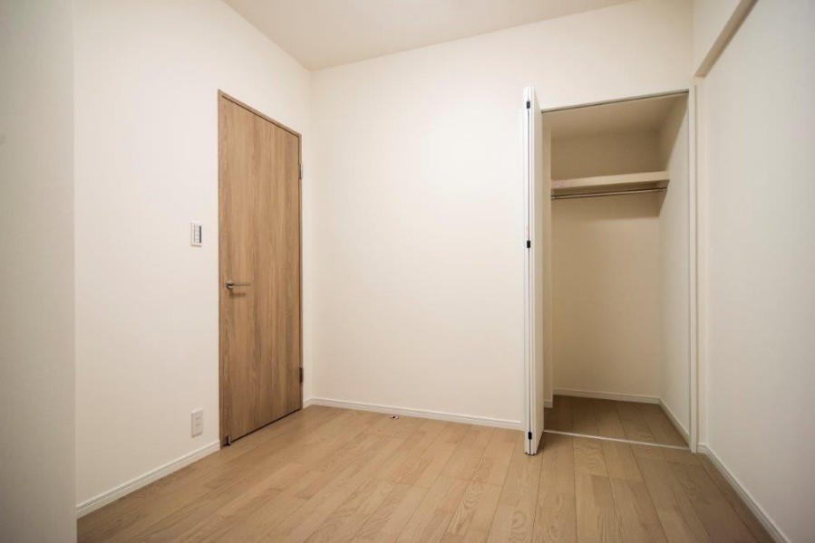 サービスルームはライフスタイルによってあらゆる用途にお使いいただける魅力的なスペースです。クローゼットがあるので収納部屋としてもお使いいただけます。