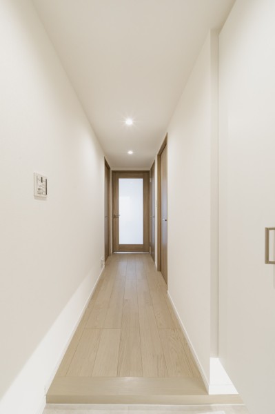 フットライトと人感センサーライトを設置した玄関です。収納力のあるシューズボックスも備え付けましたので玄関もすっきり保てます。