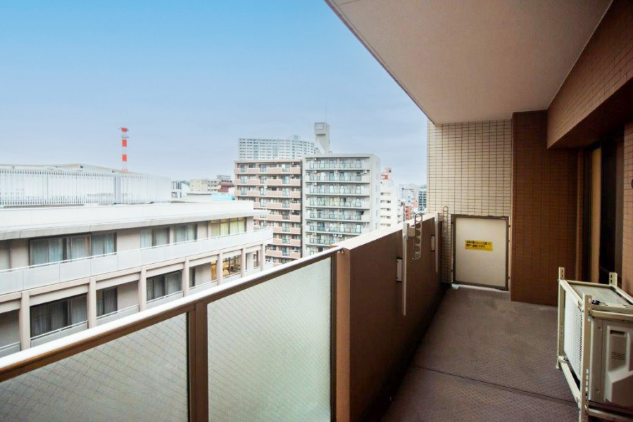 ゆったりとした余裕のあるバルコニーです。南西向きで晴れた日には洗濯物もカラっと乾きそうです。暮らしに大切な光と風を感じることができるスペースです。