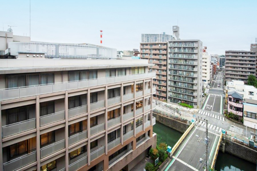 目線を上げると青々とした空を望める眺望です。だんだんと変わっていく空の色を愉しみ、リフレッシュするのも良さそうです。