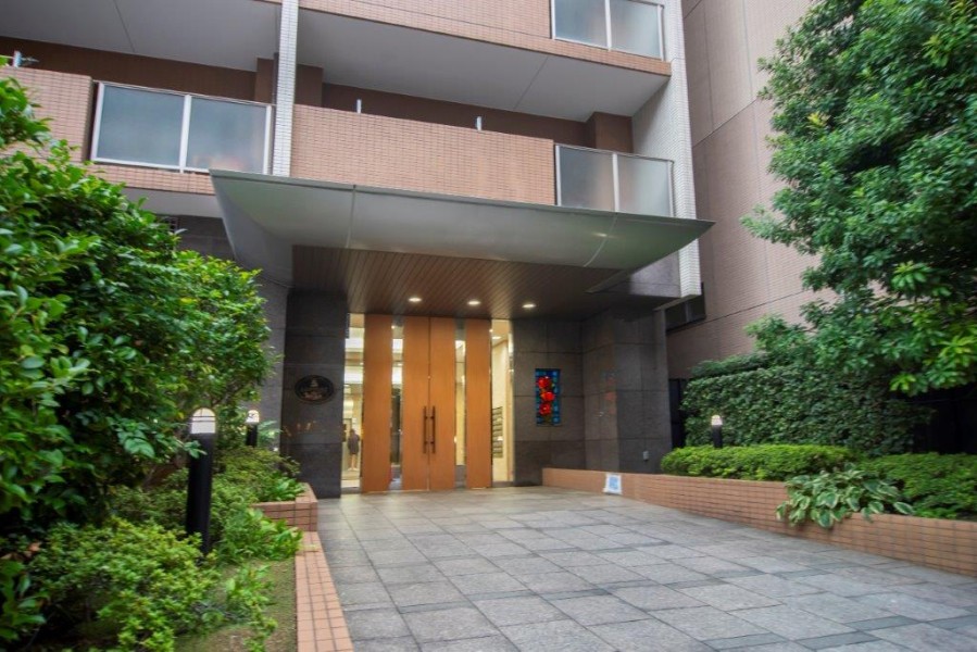 気品溢れるエントランスは、定期的にメンテナンスを行っているのでとても綺麗です。オートロック付きなのでセキュリティ面も安心ですね。