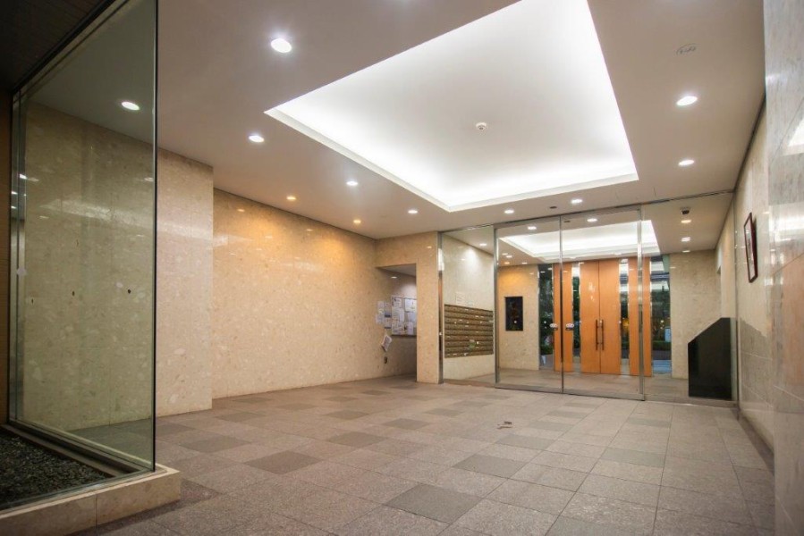 清潔に保たれたマンションエントランスロビー。広々とした空間で心地よい安らぎに満ちた暮らしへ導いてくれます。
