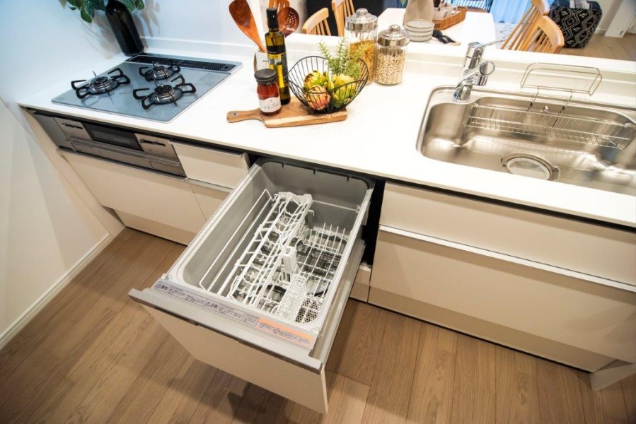 ◆食器洗浄乾燥機◆家事の時間を短縮できる優れもの。さらに節水・節約を同時に行うことができるので、大変人気があり重宝します。