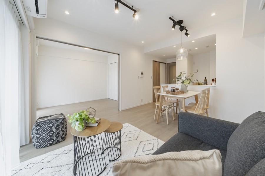 解放感溢れるリビングダイニングは、ご家族団らんのひとときを大切に、より快適にお過ごしいただける空間です。優しい色合いのフローリングは、どんな家具にも調和しそうです。