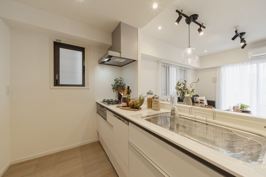 開放的な人気のオープンキッチンを採用しました。小さなお子様がいても、リビングの様子を見ながら家事ができ安心です。キッチン側にも窓があり、換気がしやすいのも嬉しいですね。