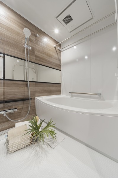 毎日のバスタイムを贅沢に、豊かにしてくれるバスルームです。浴室をより広く見せる効果がある横長ミラーを採用。くつろぎのリラクゼーションタイムを心行くまでお楽しみいただけます。