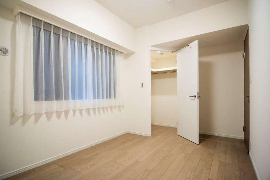 ウォークインクローゼット付きの洋室1は、居住スペースを広くお使いいただけるので主寝室におすすめです。枕棚とハンガーラックがあり、たっぷり洋服を収納できます。