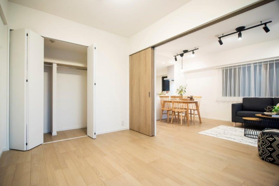 洋室2はリビングに隣接しているので、扉をあけながら、テレワークや趣味の時間、お子様との時間をご家族そろってお使いいただけます。