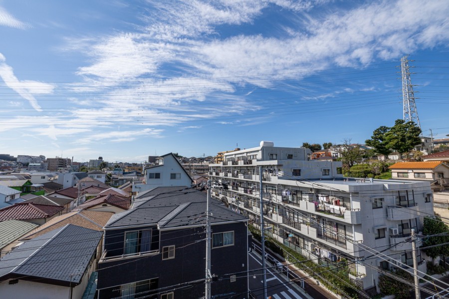 ルーフバルコニーからは、青々とした開けた空を見渡せる開放的な眺望が広がります。だんだんと変わっていく空の色を愉しみリフレッシュするのも良さそうです。