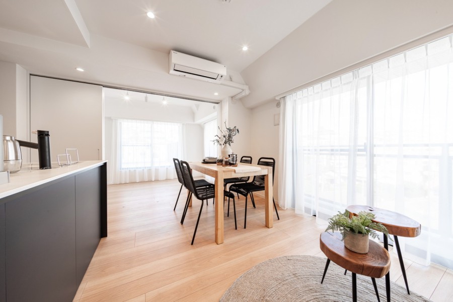 心がほっとする明るい自然光が差し込むリビングダイニングです。心地よい光で満たされ、穏やかな空気に包まれた居住空間です。多彩な豊かさが紡ぎ、穏やかな時間が流れます。