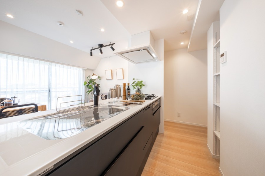 開放的なオープンキッチンは、住まいと暮らしにフィットするデザイン性と機能性を兼ね備えています。豊富な収納、家事時短に便利な食洗器を搭載しています。