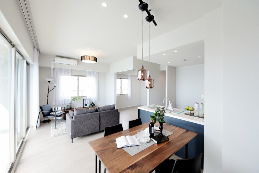 ２６階部分の南西角住戸ですので、陽当たり・眺望良好です。約16.7帖のLDKには床暖房も完備しており、冬も快適に過ごせます。靴下を脱いで裸足で過ごしたくなるような快適なお部屋です