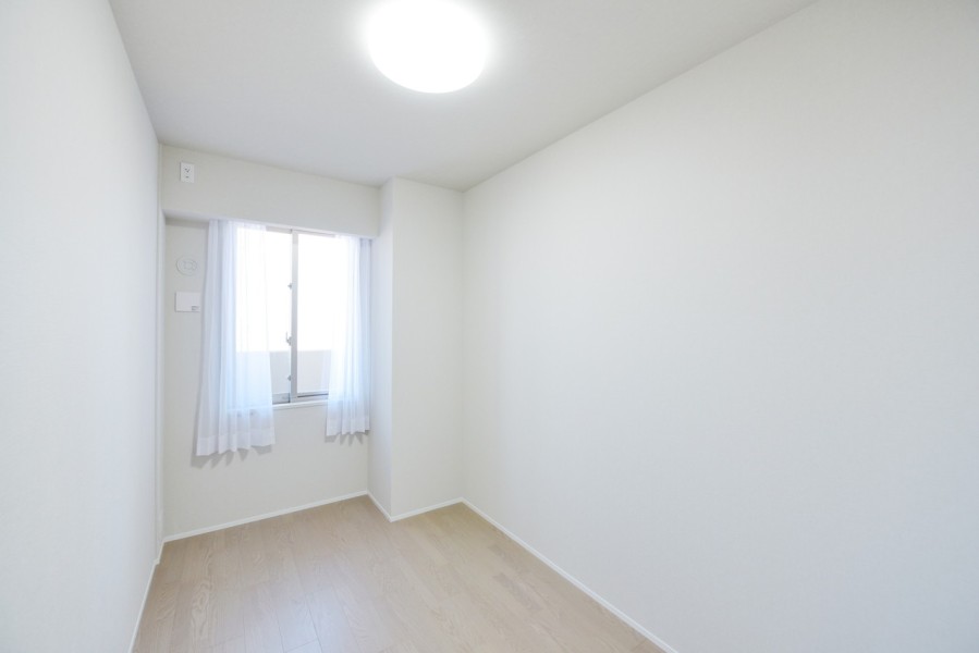 洋室2（約5.1帖）はリビングから離れ、静かに自分の時間、課題や作業に集中できる子供部屋や書斎などにおすすめです。引き回しのバルコニーに面し、優しい光が入ります。