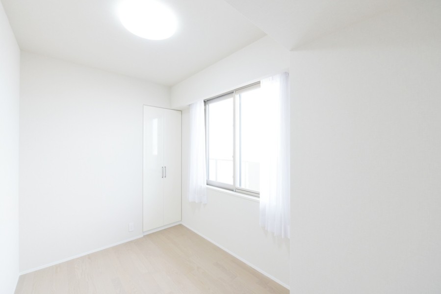 洋室3（約5.1帖）シンプルな内装のお部屋に仕上げましたので、お好みの家具や小物で自分らしい空間を演出して頂けます