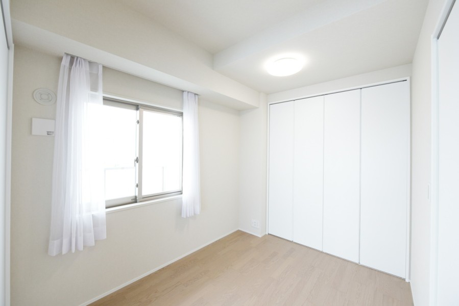 洋室4（約4.7帖）はリビングに隣接したお部屋で、コーナー建具を開放すると拡張リビングとしても使えるフレキシブルなお部屋です。大き目のクローゼットを設置していますので、収納もしやすくなっています。