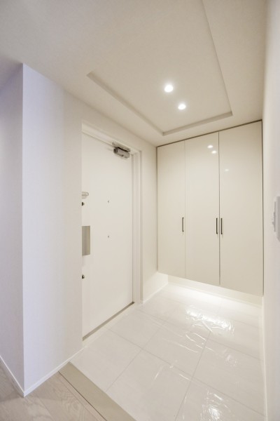 フットライトが優しく足元を照らし、家族やゲストを優しく玄関です。人感センサーライト設置しましたので、遅い時間のご帰宅や手が塞がっている時も自動点灯で安心です。