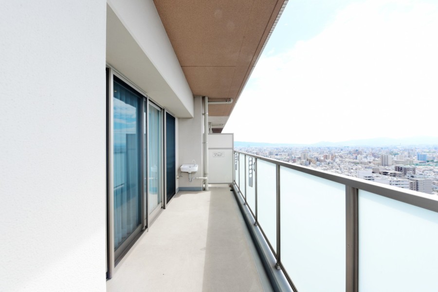 コの字型のバルコニーがお部屋を取り囲み、優しい光をお部屋の中に運んでくれる26階の三方角住戸です。全てのお部屋にバルコニーが面し、前面に開放的な眺望が広がります。スロップシンクがあり、お掃除の際にも便利です。