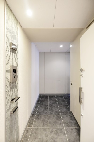 玄関前には5.38m²の広々としたポーチがあり、住戸の独立性が高まりプライバシーが守られやすい構造になっております。トランクルームも備えていますので、お子様の外遊びの道具やアウトドア用品など、様々なものの収納に便利です。