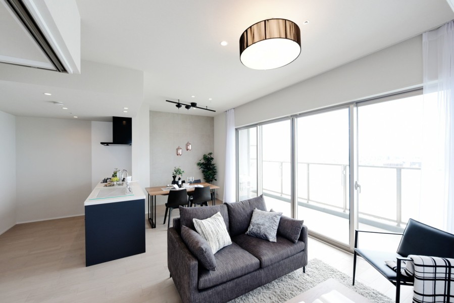 バルコニーがリビングを囲み、明るく開放的なLDKです。シンプルな内装に仕上げましたので、家具や照明器具などでお好みの空間を演出できます。窓が多く、明るい雰囲気のリビングは家族団らんのスペースにピッタリです。