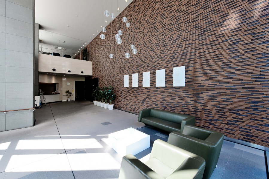 平成25年建築、総戸数194戸のタワーレジデンスです。玄関エントランス及びエレベーターホールには二重のオートロックセキュリティを完備し、住む人に安心を与えてくれます。コンシェルジュサービスつきで、住民の生活をサポートしてくれます。