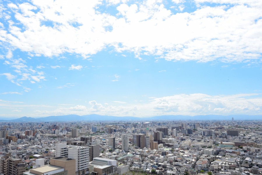 26階部分で前面を遮るものは無く、時間と共に変化していく大きな空と大阪市街の街並みを眺めながら大きく深呼吸をしたくなるようなのびのびとした開放感ある空間が広がります。