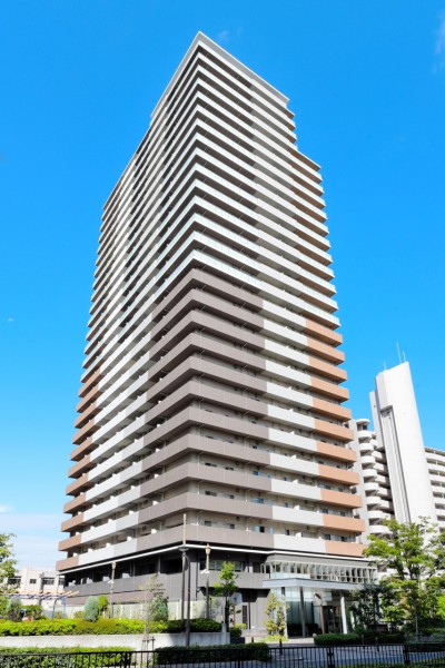 大阪メトロ阿倍野駅徒歩5分、その他天王寺駅まで徒歩9分と利便性の高い立地に建つ27階建てタワーレジデンスです。平成25年建築、近隣にはショッピングモールなども揃った住みやすい環境です。