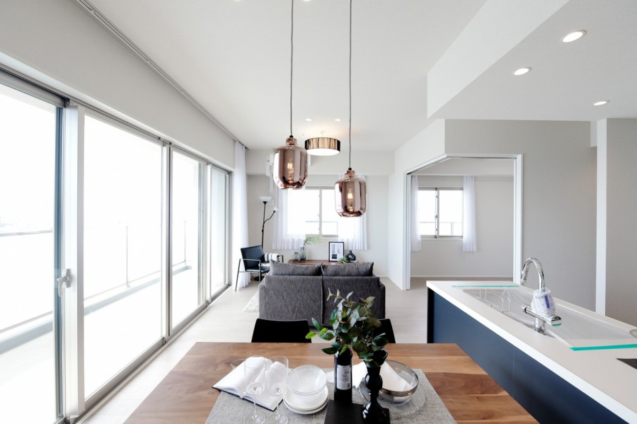 横長のリビングは南側の大きな開口部と、西側の窓の二面採光で明るく開放的な空間です。家具の配置もしやすく、家族とのコミュニケーションをとりやすい機能的な間取りです。