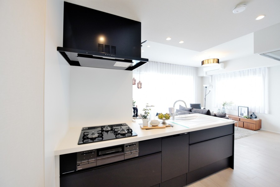 対面式のシステムキッチンは食器洗浄乾燥機完備で家事の時短にも役立ちます。リビングの家族との会話を楽しみながら家事ができ、小さいお子様がいらっしゃるご家庭でも安心です。