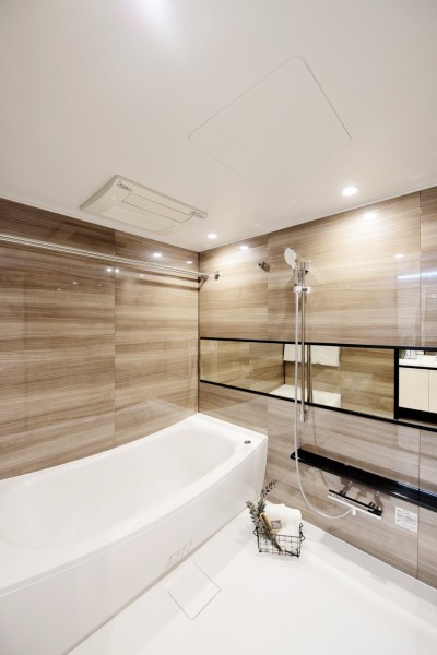 浴室は1620サイズのゆったりしたものを採用しています。疲れを癒す広々とした浴槽、洗い場も広いのでお子様とのバスタイムも楽しめそうです。一年中便利にお使い頂ける浴室暖房乾燥機も完備です。