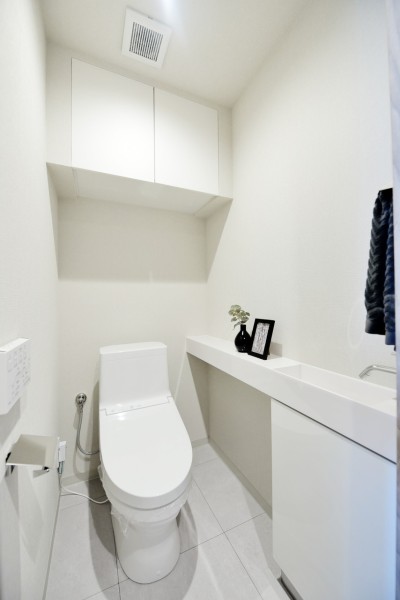 TOTO製ウォシュレット一体型のトイレ新規交換済みです。手洗いカウンターを設置しましたので、清潔に保てます。吊戸棚設置しましたので、小物やお掃除用品の収納に便利です。