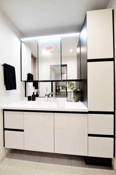 .大きな三面鏡で身だしなみを整えやすい洗面台です。トールキャビネットを備え付けましたので、小物類からリネン類、ドライヤーなどもたっぷりと収納でき、すっきりとした空間が保てます